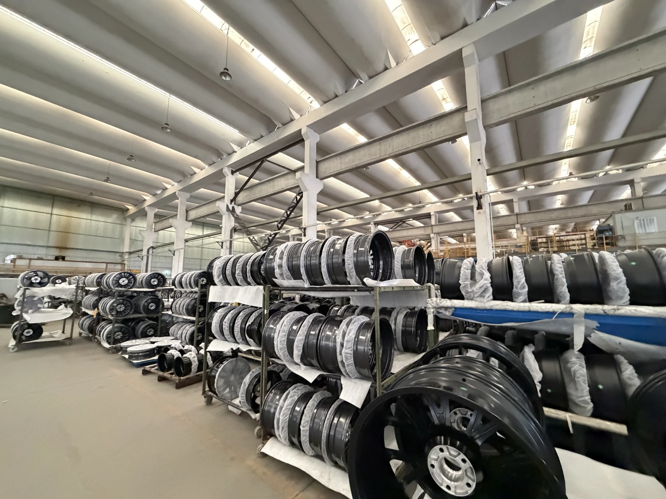 Cast aluminum wheel with material finish samples and a technical drawing